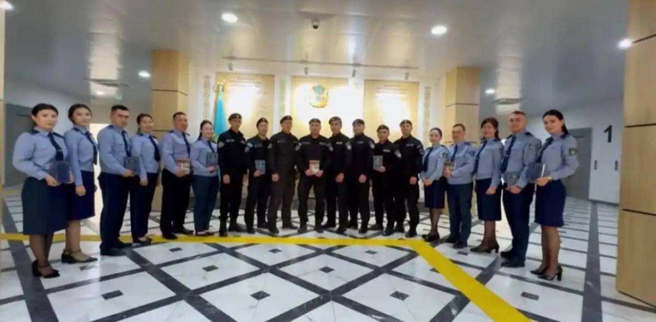 Тәлімгер полицейлер жас әріптестеріне кітап тарту етті