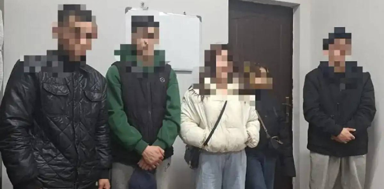 Бойжеткенмен танысқан жігіттер ақшасыз қалған: Алматыда қарақшылар тобы ұсталды