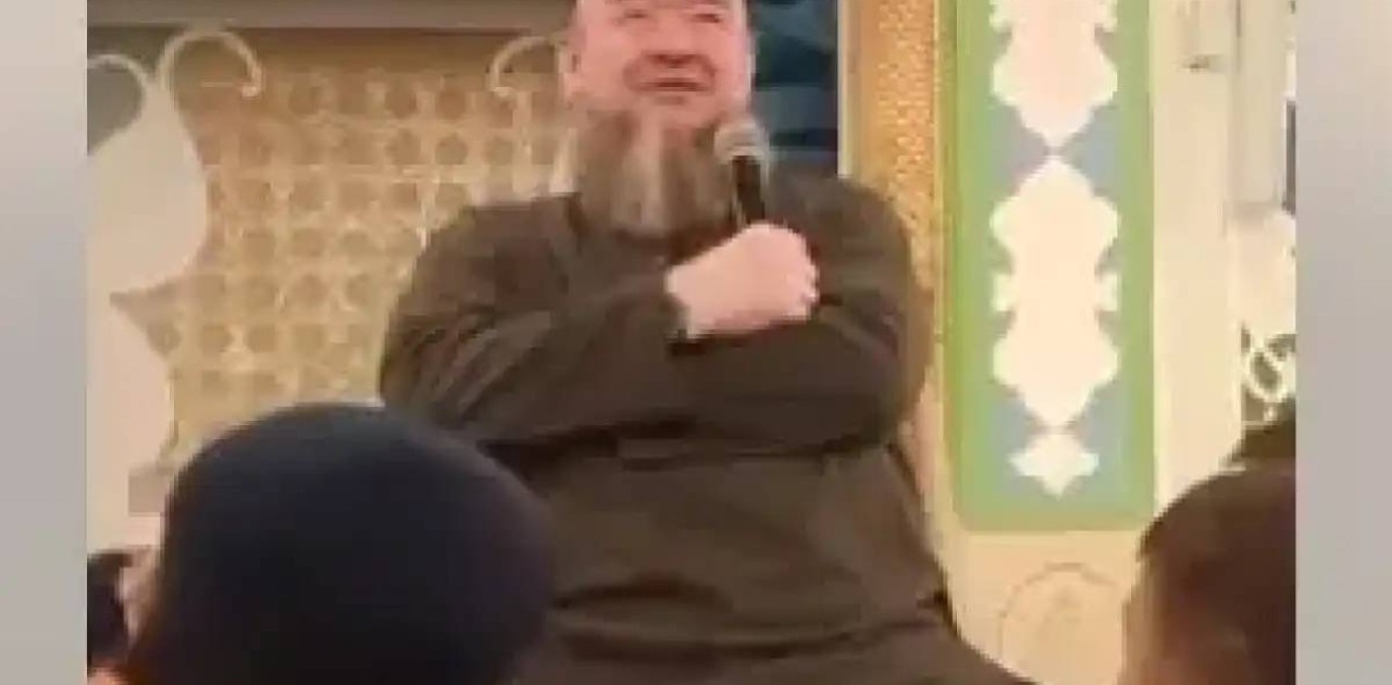 Муфтият мешітте балаларға аяғын уқалатқан имамға ескерту жасады