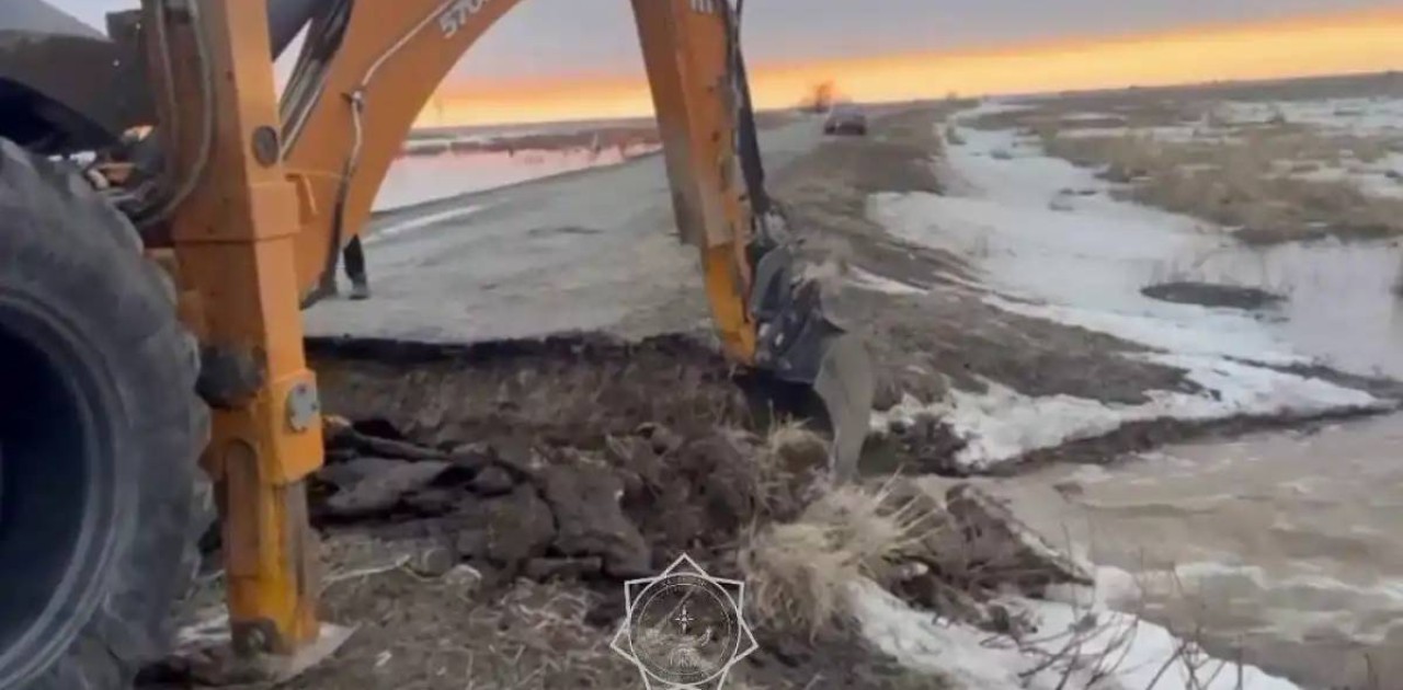 Жетісу облысында жолдың бір бөлігін су жарып шықты