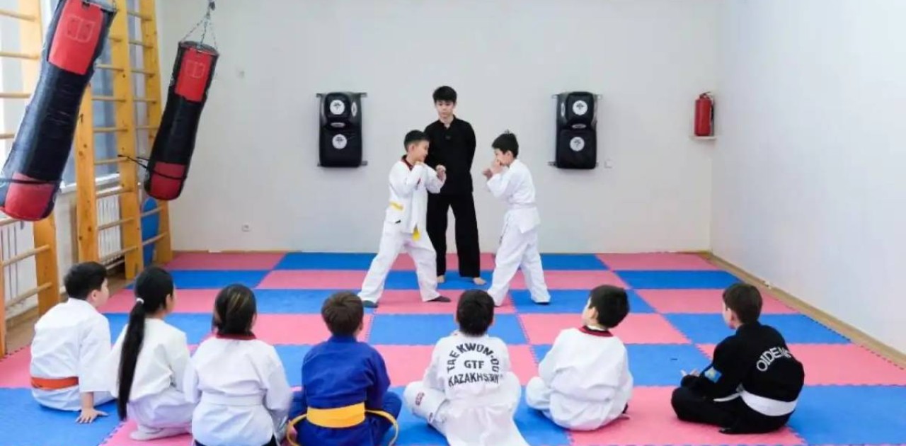 «Біртұтас тәрбие»: Елордалық Бекдияр Құдайберген мектеп оқушыларын каратэден жаттықтырады