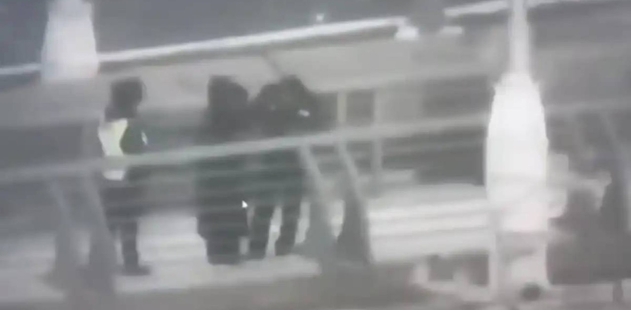 Елордалық полицейлер көпірден секірмек болған қызды құтқарып қалды