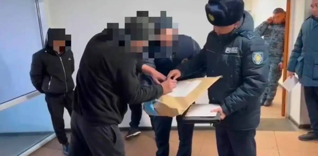 Полицейлер қызметтік иттің көмегімен аса ірі көлемдегі есірткіні тәркіледі (ВИДЕО)