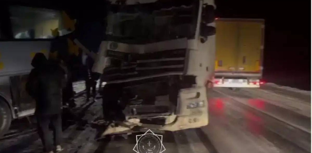 Ақтөбе облысында жолаушылар автобусы жүк көлігімен соқтығысты