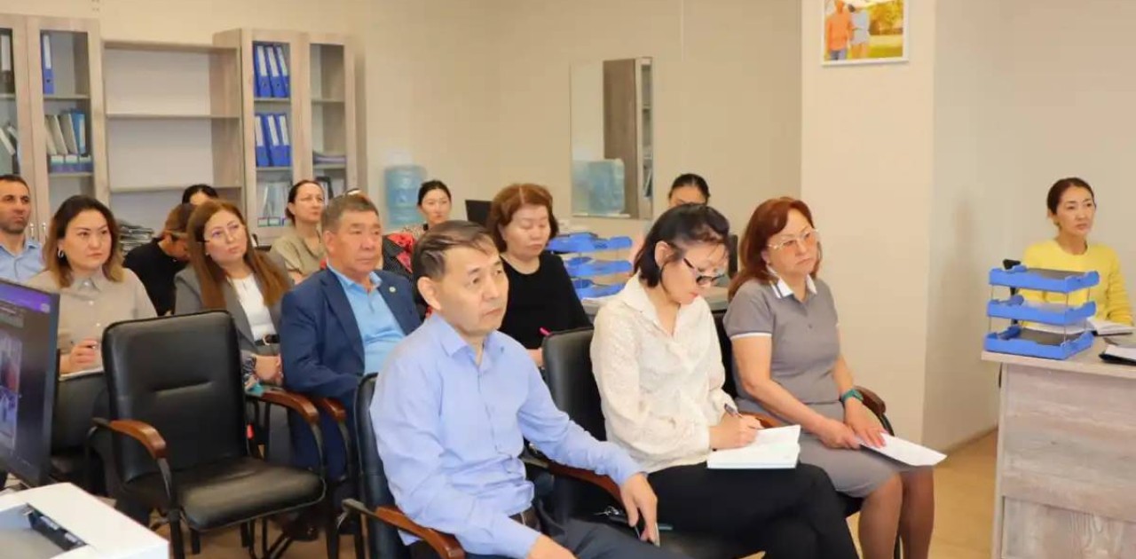 Белсенді ұзақ өмір сүру орталығының қызметкерлері заңгерлермен кездесті