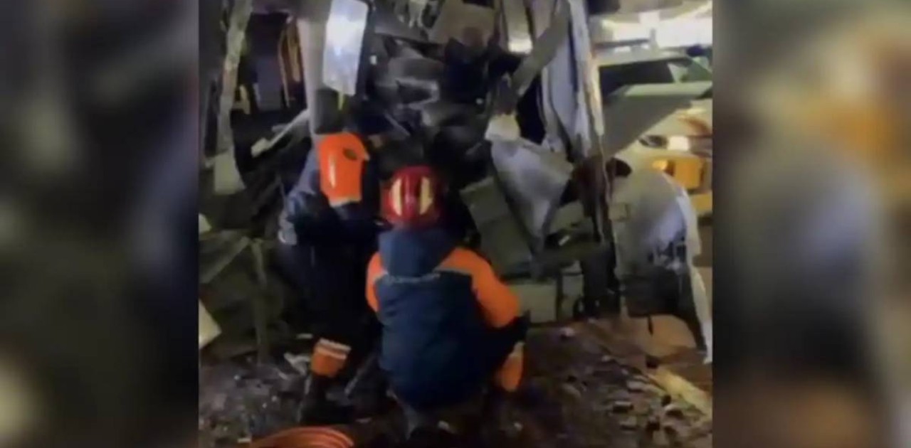 Елордада автобус бағанаға соғылып, жантүршігерлік апат болды