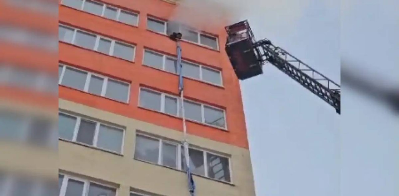 Елордада көпқабатты тұрғын үйден өрт шықты (ВИДЕО)