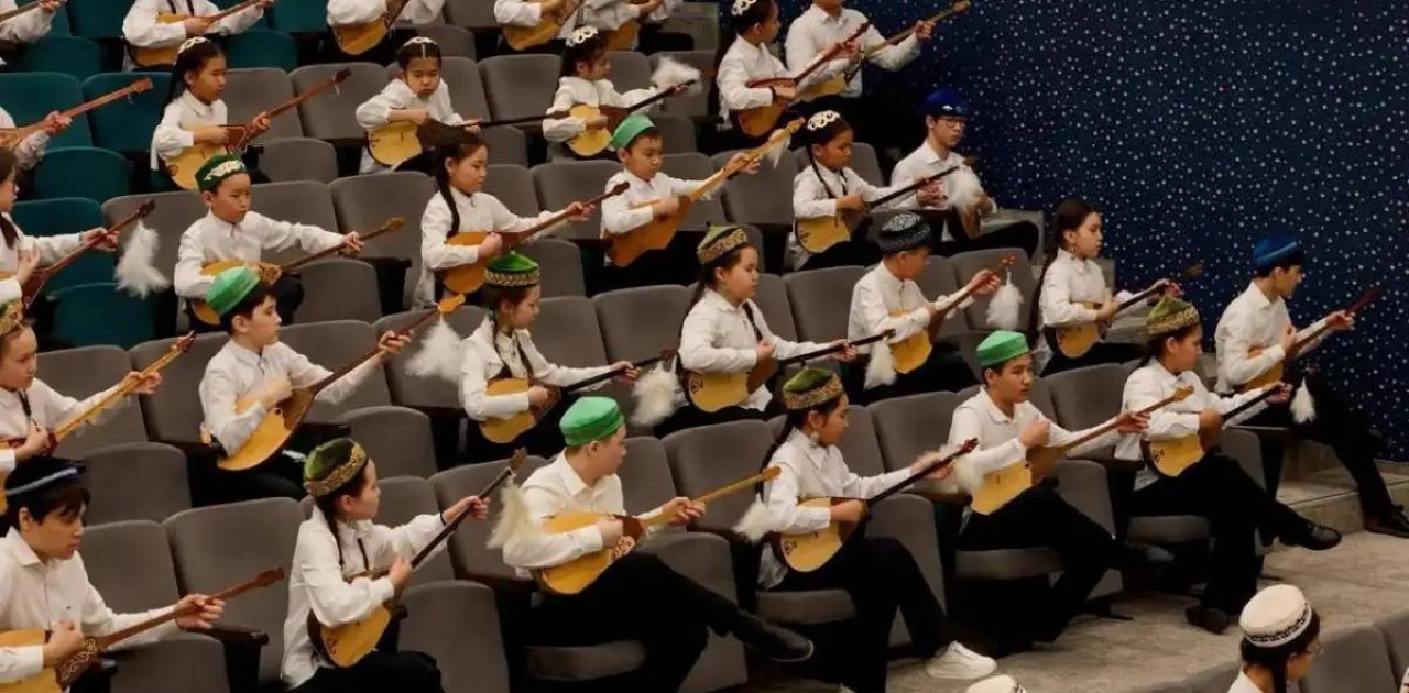 «Күй күмбірі» челленджі: Астанада 300 жас музыкант әйгілі күйлерді орындады