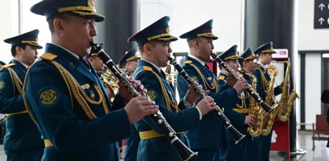 Әскери оркестр елорда әуежайында шетелдіктерді Наурыз мейрамымен құттықтады