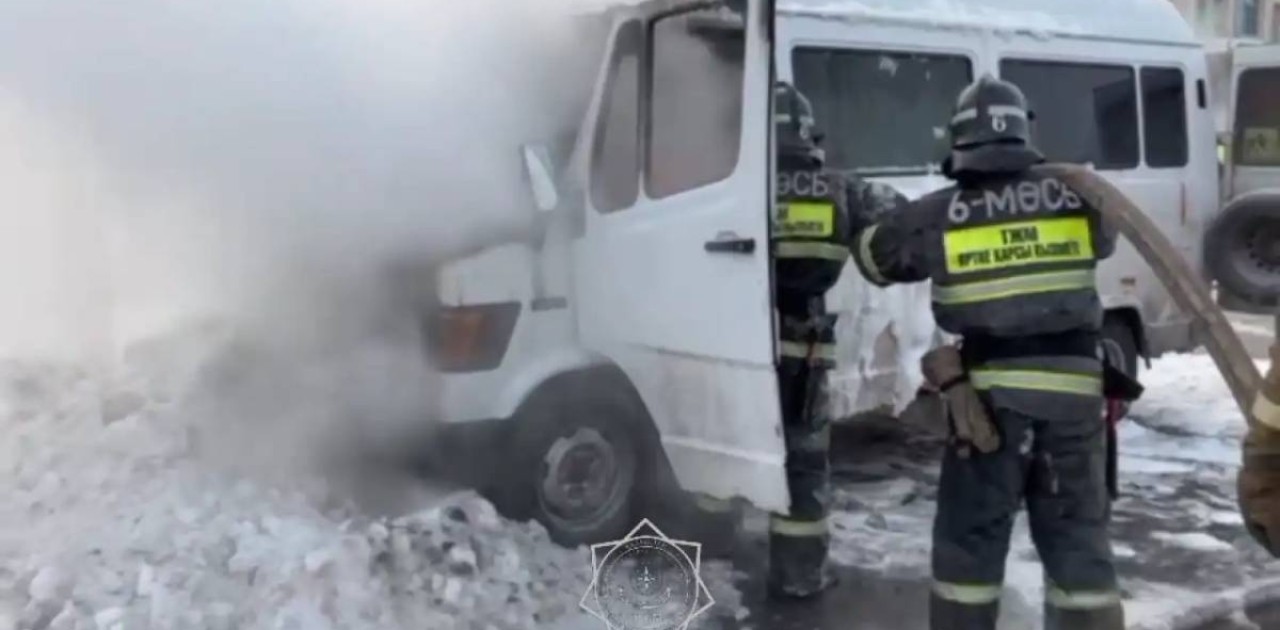 Астананың сол жағалауында шағын автобус отқа оранды