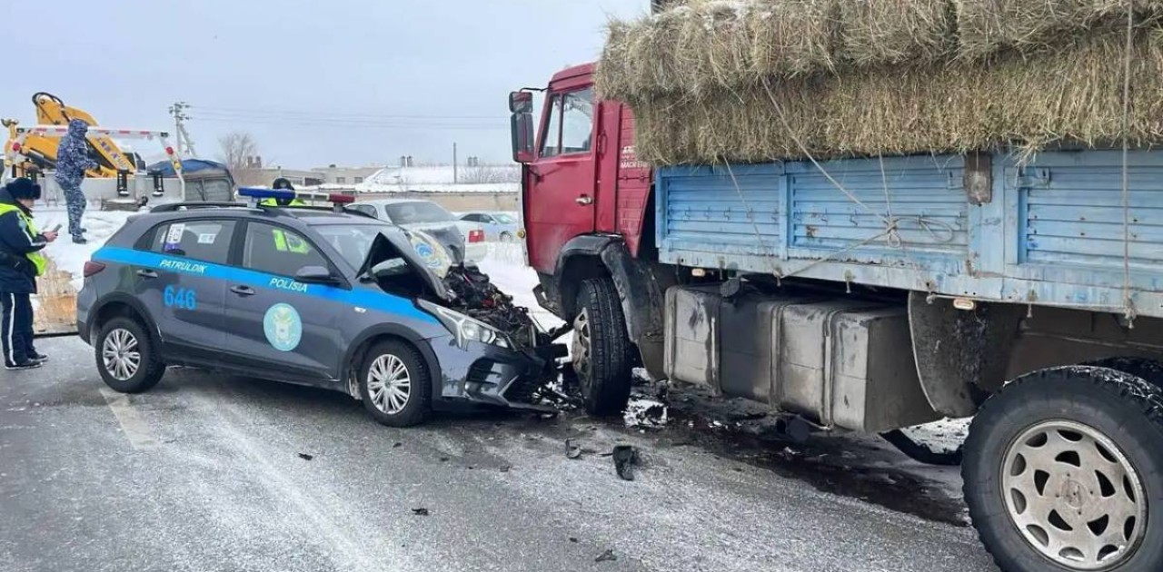 Семейде полицей автокөлігі КамАз-бен соқтығысты