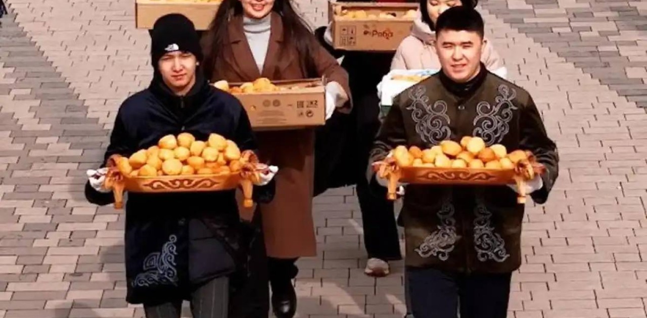 Астанада Наурыз мейрамына орай 1000 дана бауырсақ таратылды