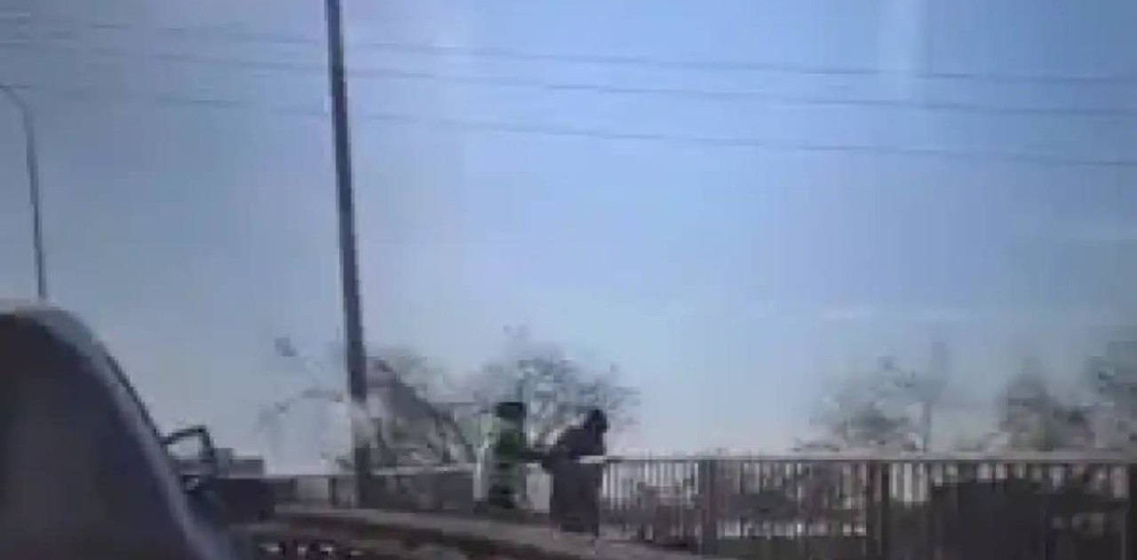 Көпірден секірмек болған қыз құтқарылды