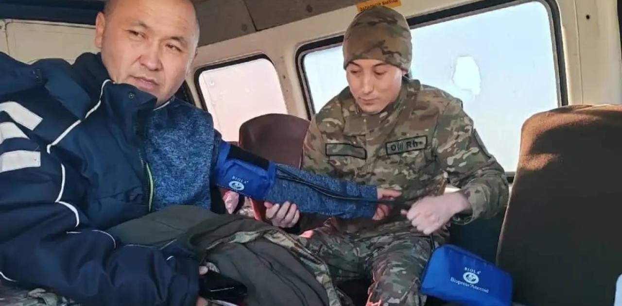 Әскери қызметші жол апатынан зардап шеккендерге көмек көрсетті