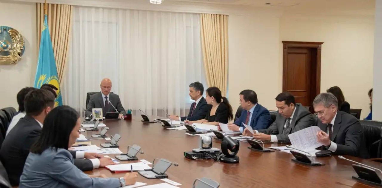 Үкіметте ірі өнеркәсіптік кәсіпорындарда жасанды интеллектіні енгізу мәселесі талқыланды