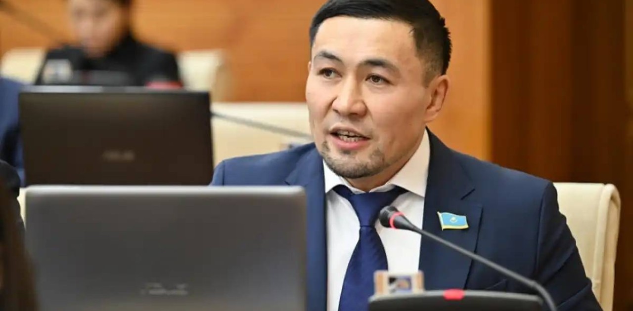 «Күтпеген депутаттық сауал»: Ардақ Назаров Мәжіліс отырысында анасын туған күнімен құттықтады