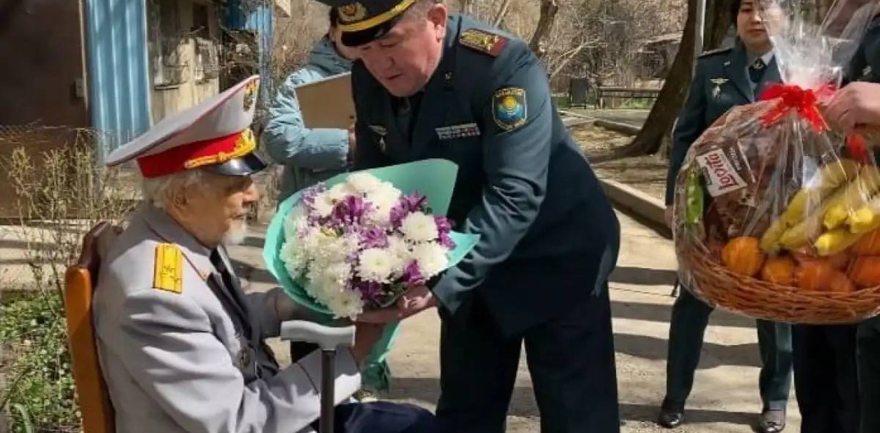 Ұландықтар 101 жастағы соғыс ардагеріне құрмет көрсетті