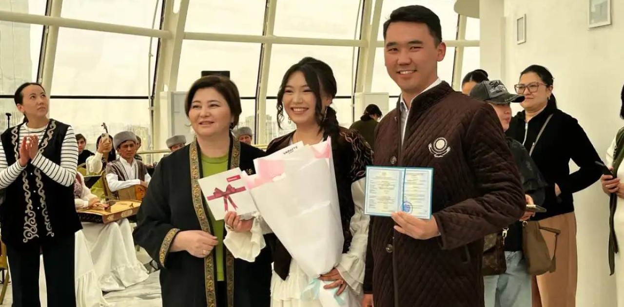 Астанада жас жұптар «Бәйтеректе» некелерін қиды