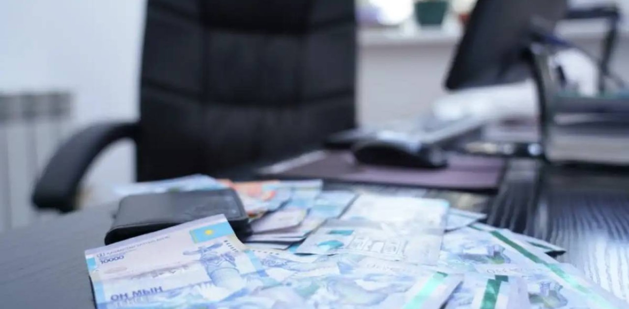 Мәслихат төрағасы мен депутат пара берді деген күдікке ілінді