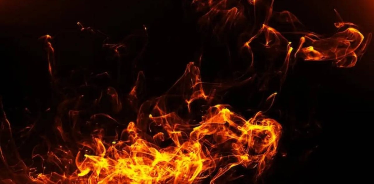 Атырау облысында полиция қызметкері өртеніп жатқан үйдегі 70 жастағы ер адамды құтқарды