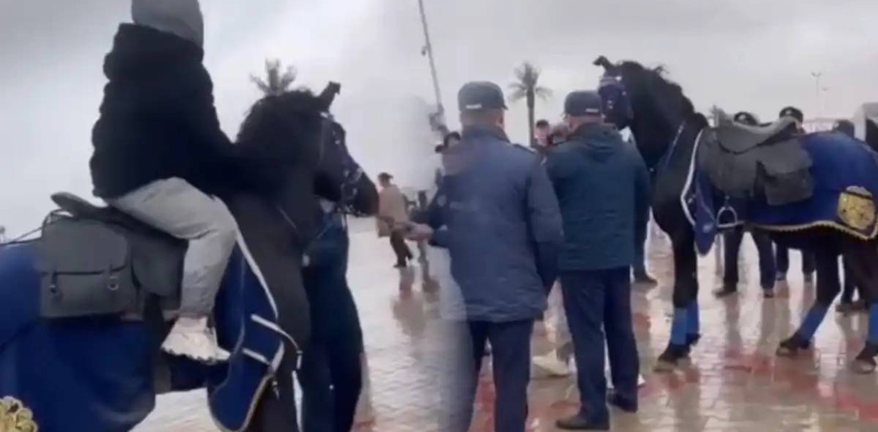 Жүз мыңның үстінде айыппұл немесе қамауға алу: Наурыз мейрамында полицеймен жұлысқан ақтаулық қыздың видеосы тарады