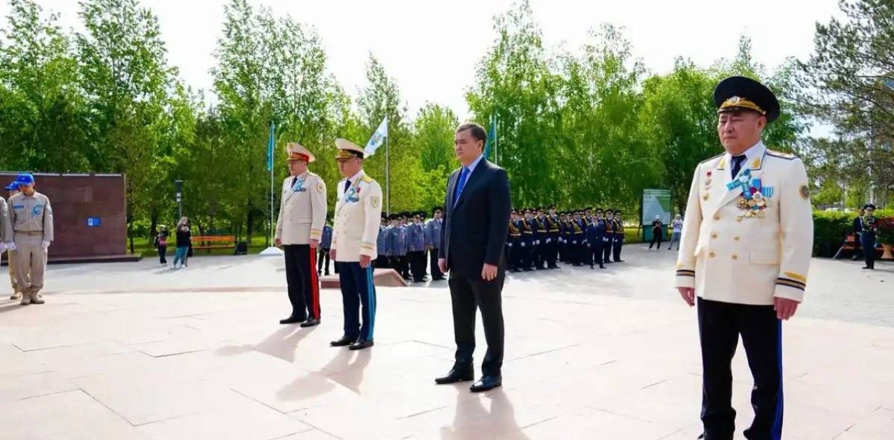 Елорда әкімі генерал Иван Панфилов пен 28 панфиловшы батырларға арналған ескерткішке гүл шоғын қойды