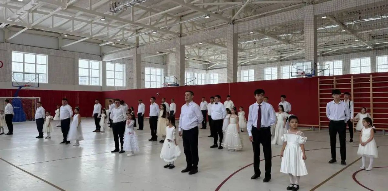 Қыздарымен бірге билеген 50 елордалық әке жұртты сүйсінтті