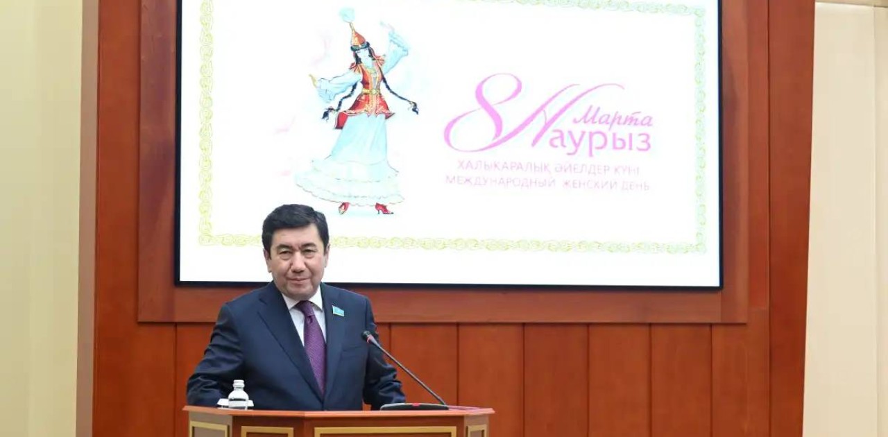 Ерлан Қошанов әйел депутаттарды 8 наурыз мерекесімен құттықтады