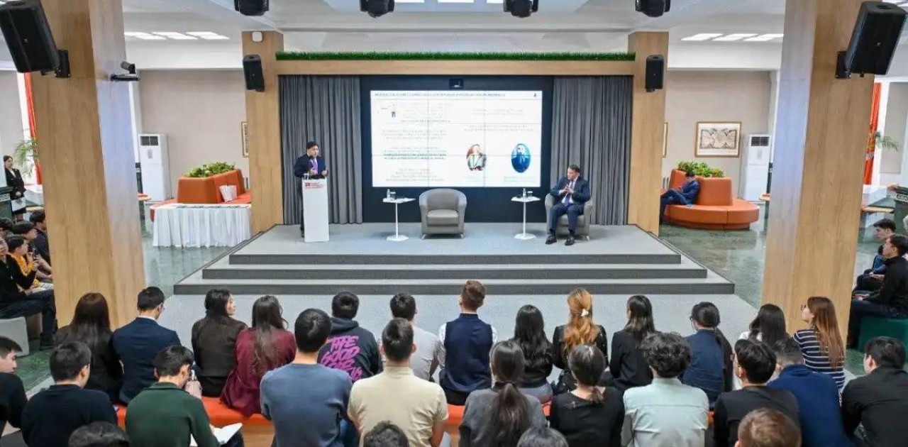 Мемлекеттік қызмет істері агенттігінің төрағасы студенттермен кездесті