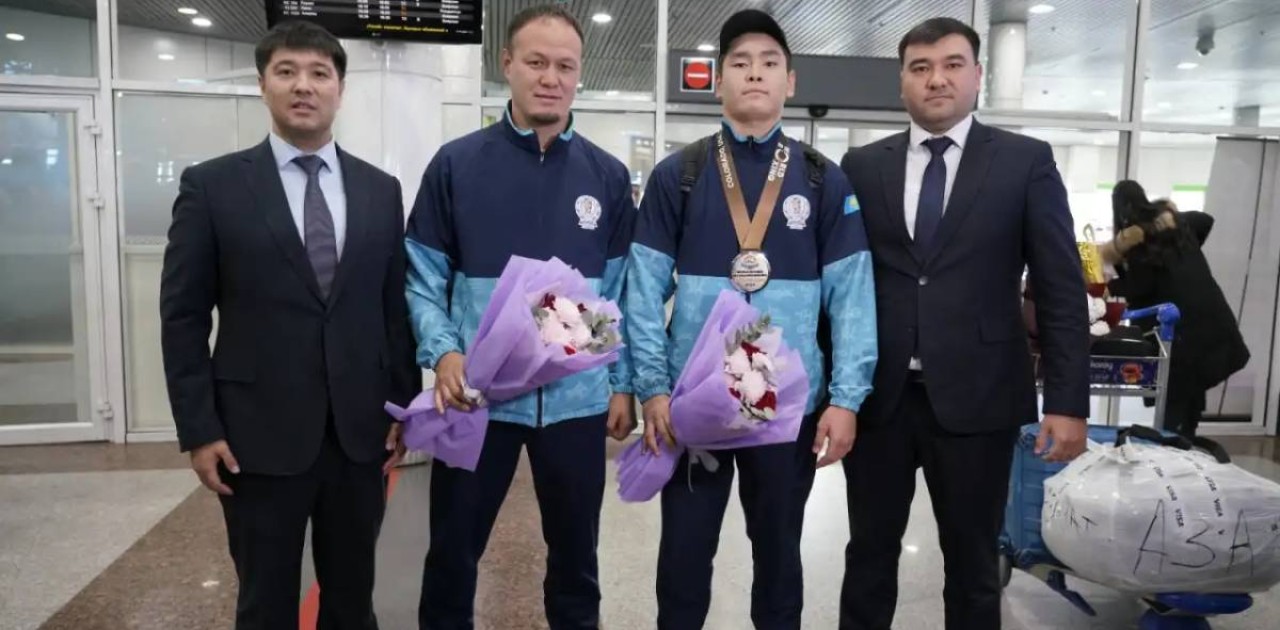 Астаналықтар әлем чемпионатының күміс жүлдегері Даниял Райымбековты әуежайдан күтіп алды