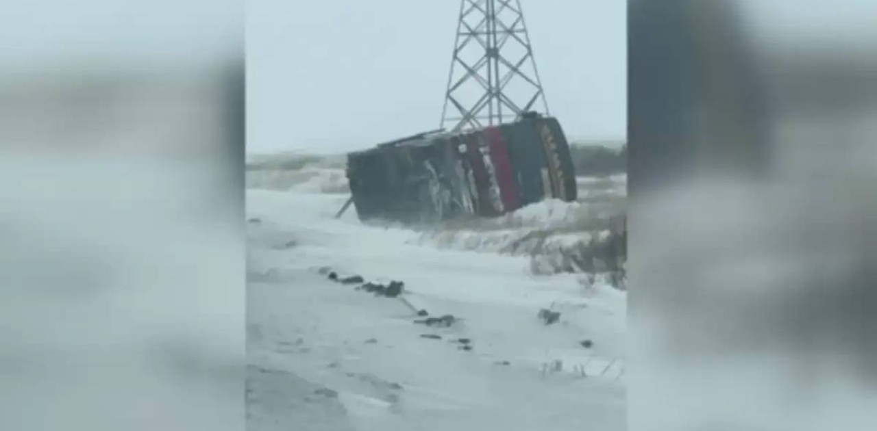 Қарағанды облысында қатты желден автобус аударылып қалды