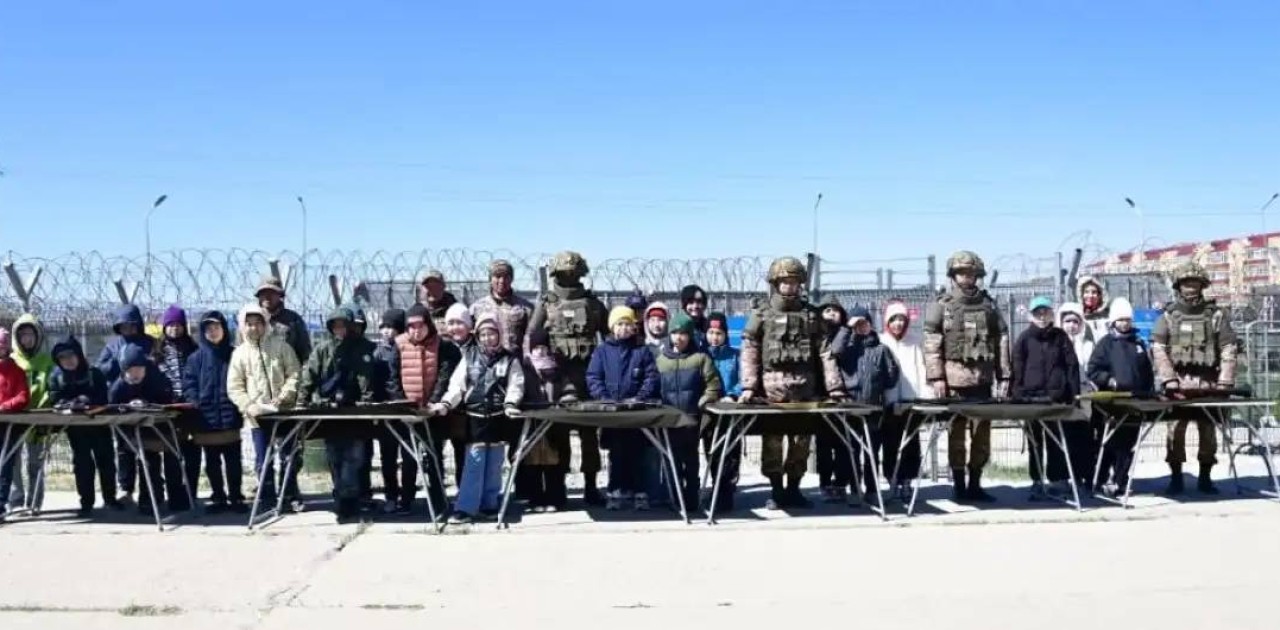 Елордалық оқушылар Жеңіс парадына қатысушылармен кездесті