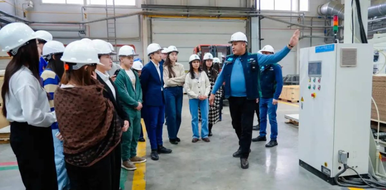 Астаналық оқушылар құрылыс материалдарын шығаратын зауытты аралады