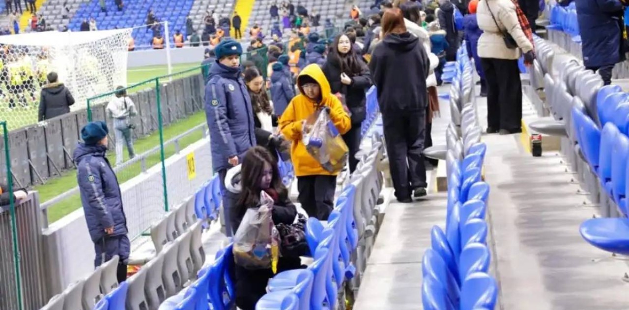 Футбол матчынан кейін астаналықтар стадиондағы қоқысты жинады