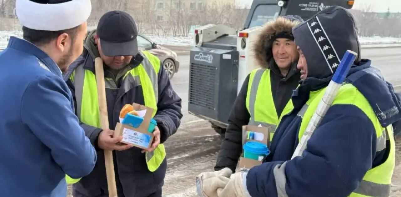 Діни бірлестіктер коммуналдық қызметкерлерге ыстық шай мен бауырсақ таратты