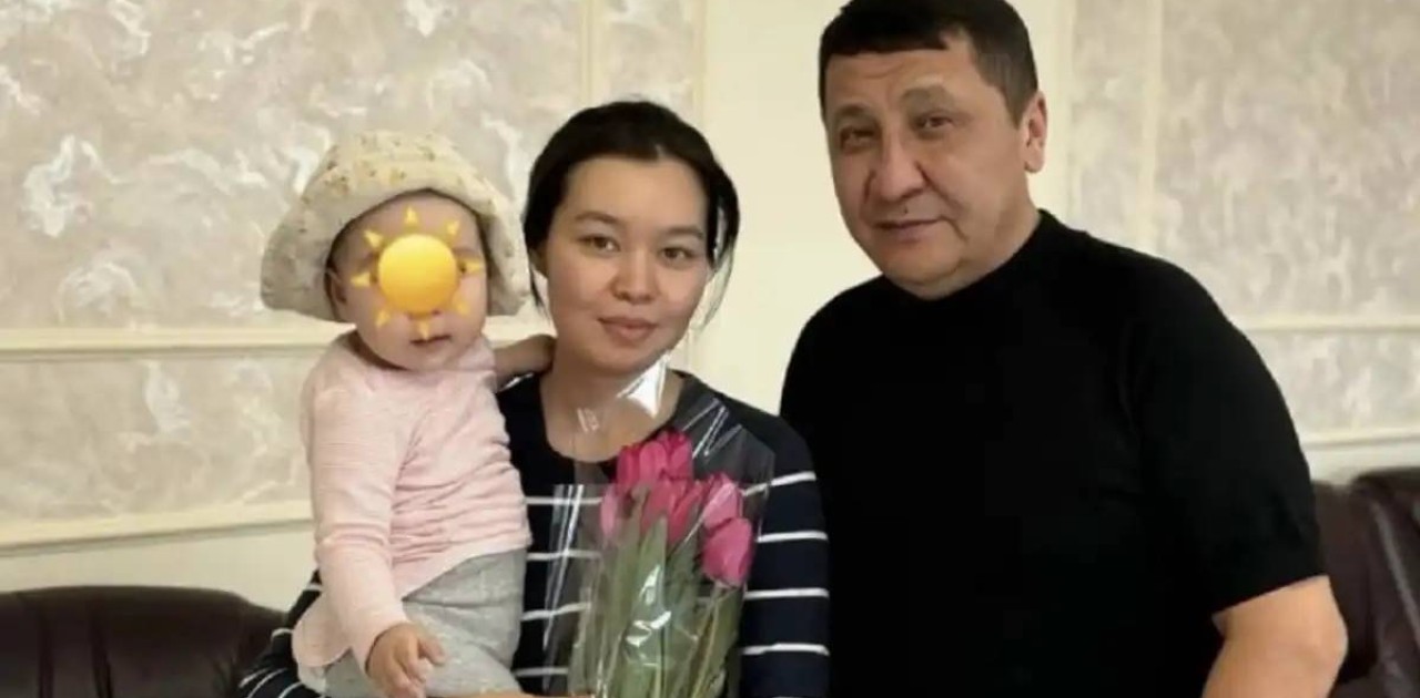 Әуежайда кепілге алынған қыз құтқарушысымен бірге түскен суретін жариялады