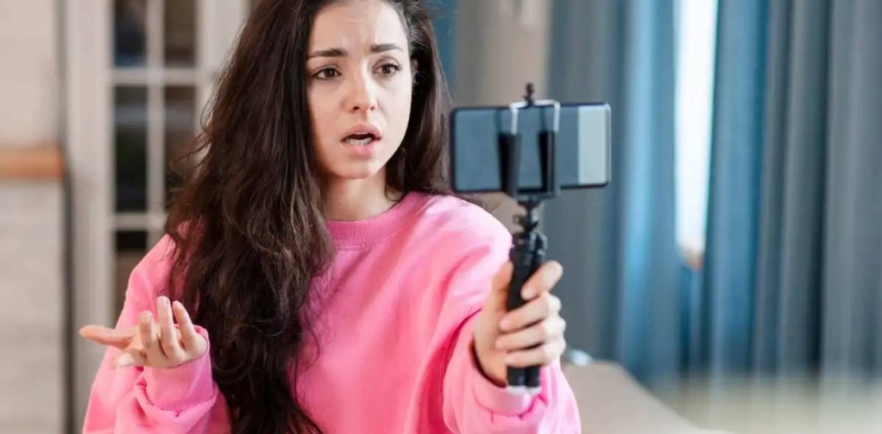 «Отырасың да қоясың»: Тиктокер келін қайын апасымен ұрысамын деп, желідегілерден сөз естіді