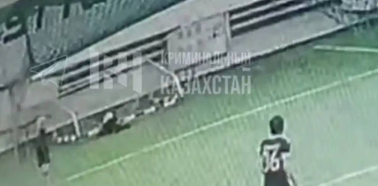 Астанада жас жігіттің үстіне футбол қақпасы құлап, қаза тапты