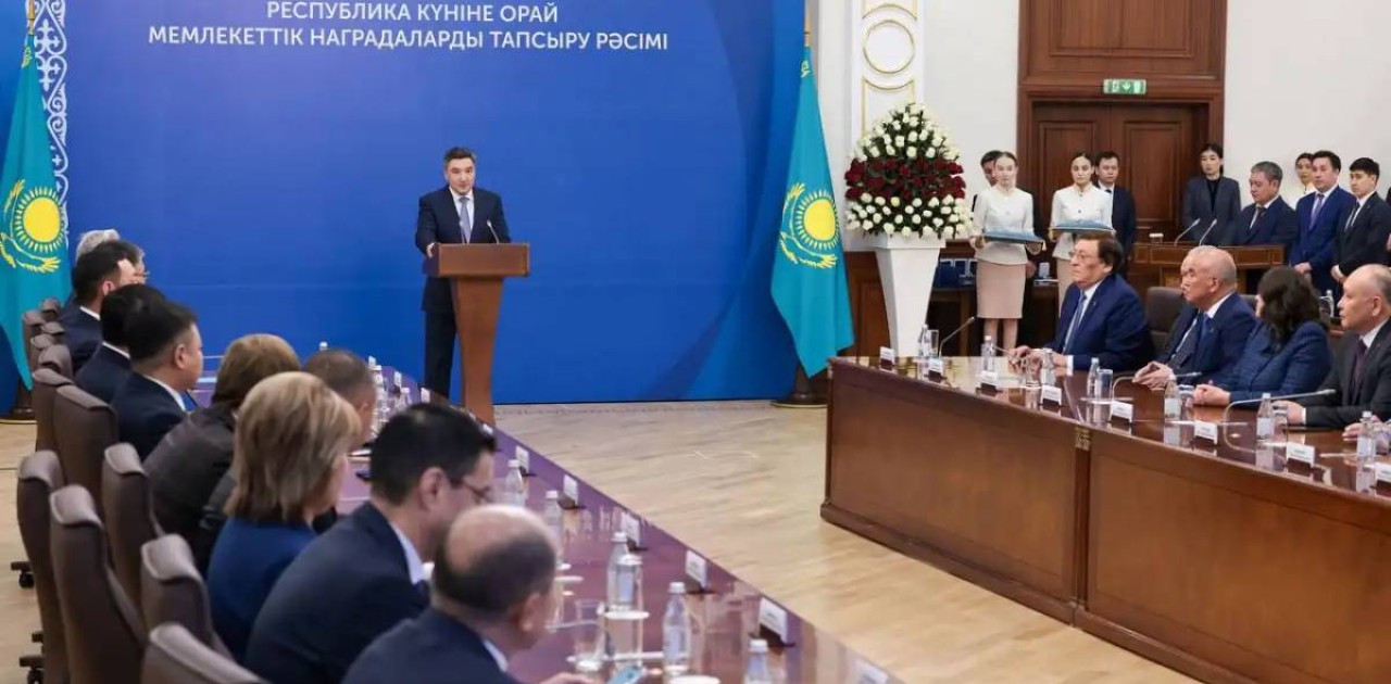 Олжас Бектенов Республика күні қарсаңында Президент атынан мемлекеттік наградалар табыс етті