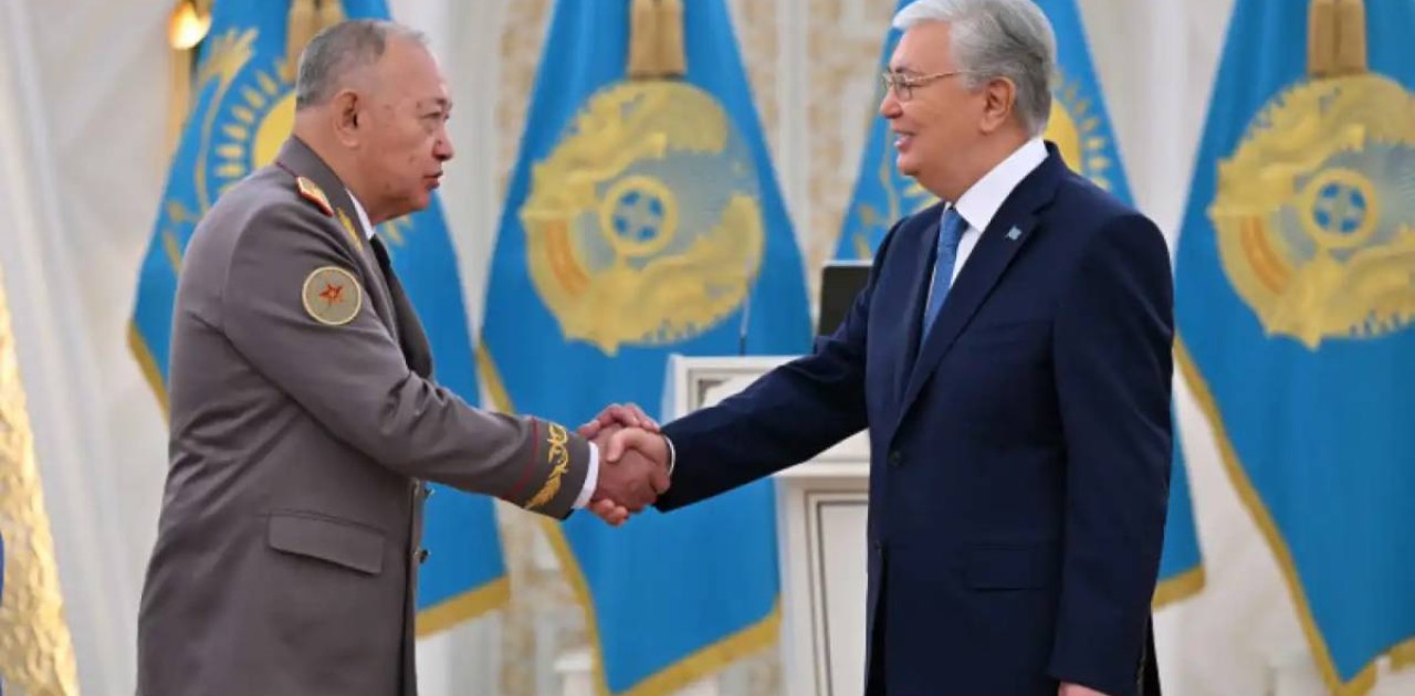 Президент Сәт Тоқпақбаевқа Алтын жұлдыз бен «Отан» ордендерін табыстады