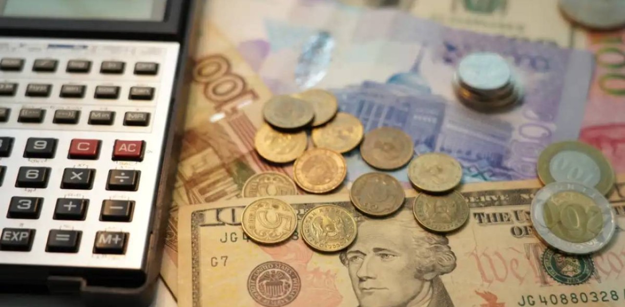 Елордада мектепте жұмыс істемейтін адамдарға жалақы мен сыйақы төленіп келген