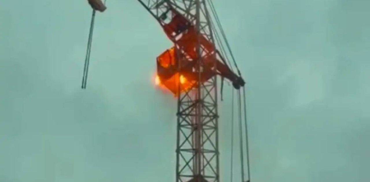 Қарағандыда мұнара краны өртенді