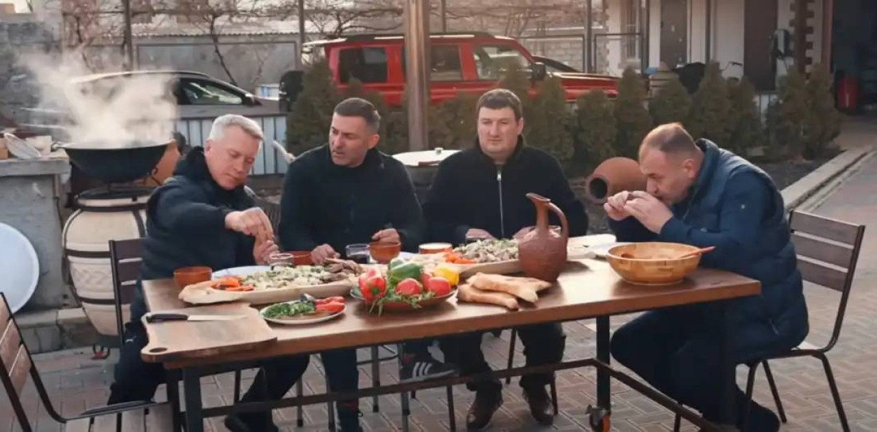 «Мен жеп көрген ең дәмді тағам»: кавказдық блогер ет асып, жұртты сүйсінтті