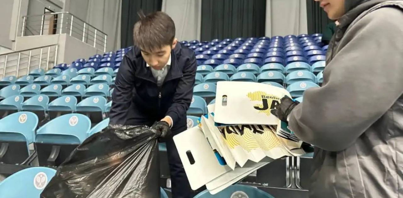 Астанада Дэвис кубогынан кейін жанкүйерлер залдағы қоқысты жинады