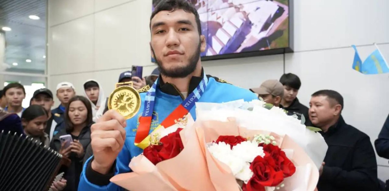 Елордалықтар әлем чемпионы Ризабек Айтмұханды әуежайдан күтіп алды
