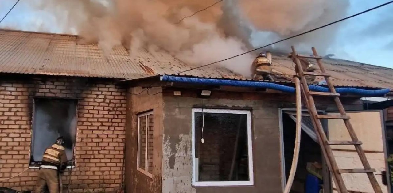 Ақмола облысында жанып жатқан үйге қайта кірген қария көз жұмды