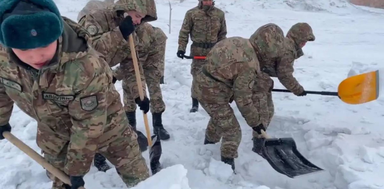 «Ұлы Жеңіске – 80 жыл»: Әскери қызметшілер ардагерлерге көмек көрсетті
