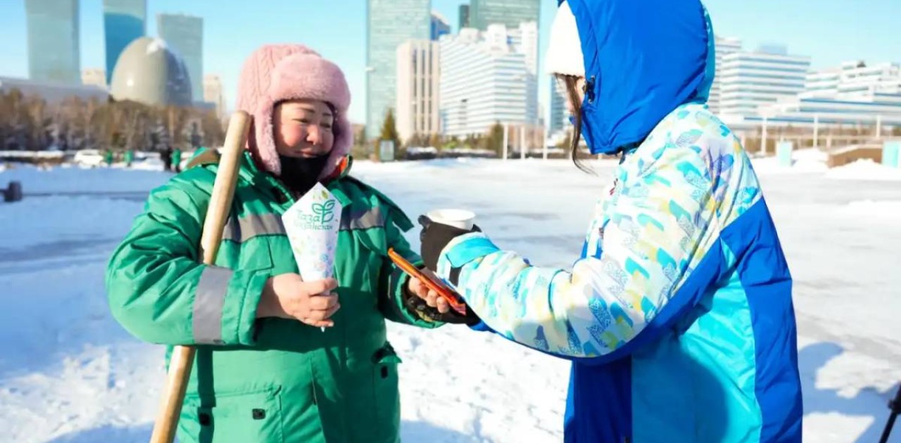 Елордада еріктілер коммуналдық қызметкерлерге ыстық шай мен бауырсақ таратты