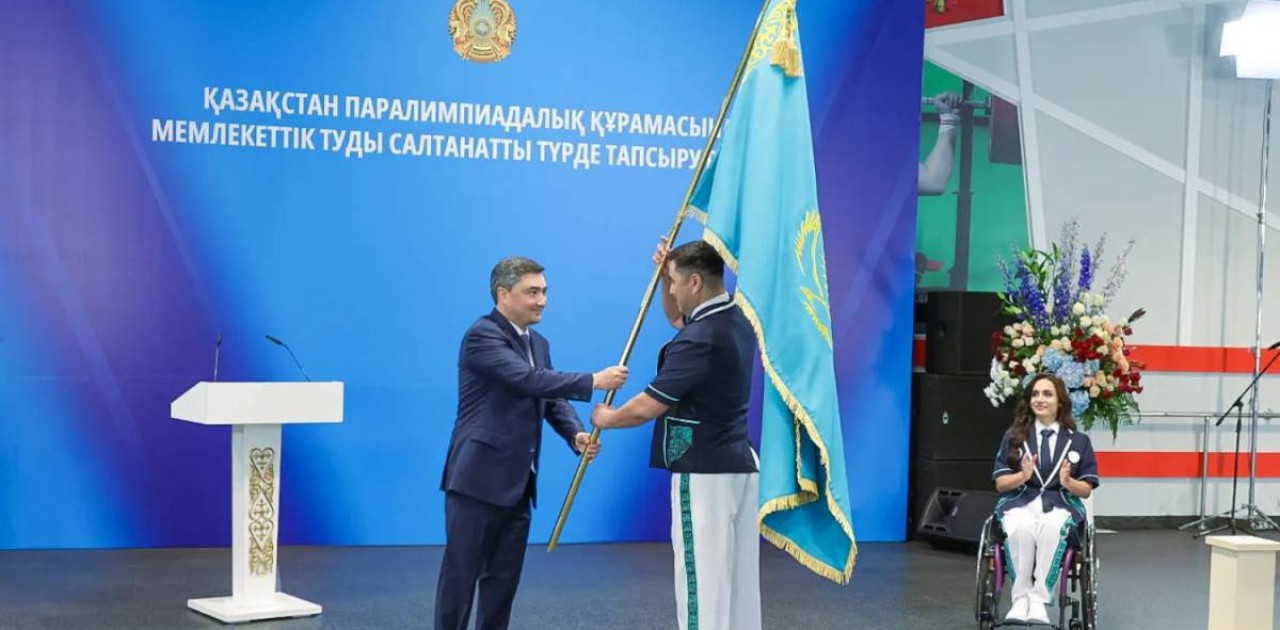 Бектенов жазғы Паралимпиада ойындарына қатысатын спортшыларға мемлекеттік туды табыс етті