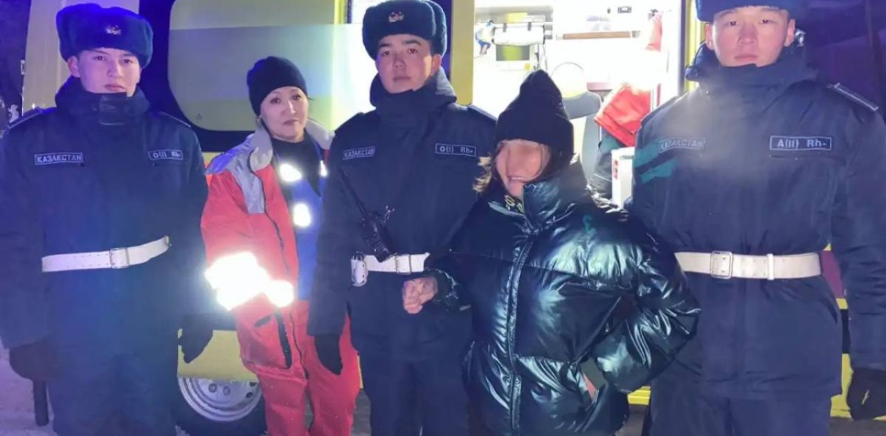 Сарбаздар  жарақат алған әйелге алғашқы медициналық көмек көрсетті